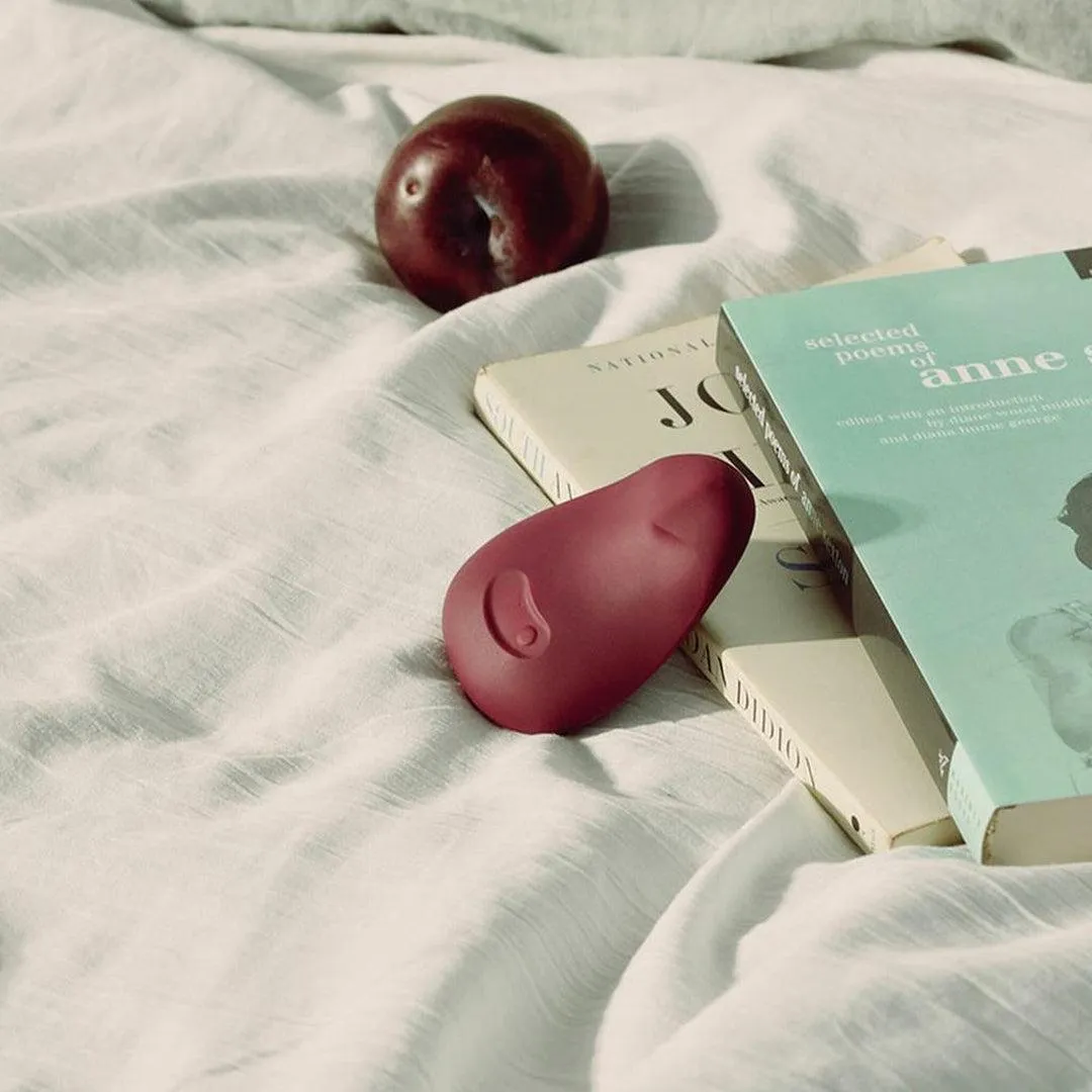 Dame Pom Flexible Palm Sized Vibrator - Plum